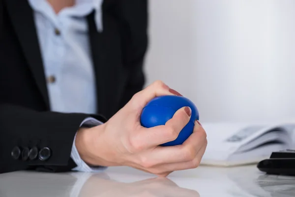 Empresario apretando la bola de estrés en la mano —  Fotos de Stock