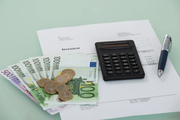 Rechnung und Währung auf dem Schreibtisch — Stockfoto