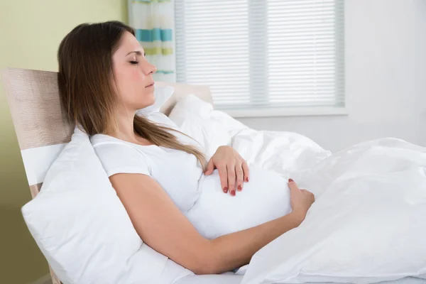 Gravid kvinna med slutna ögon — Stockfoto