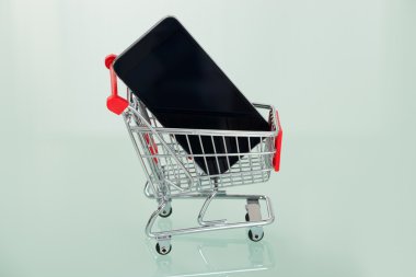 alışveriş sepeti içinde cep telefonu