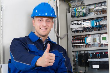 Mutlu genç erkek elektrikçi