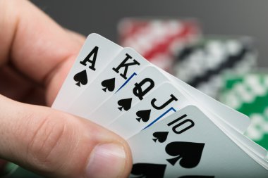 Poker oyuncu el Holding kartları