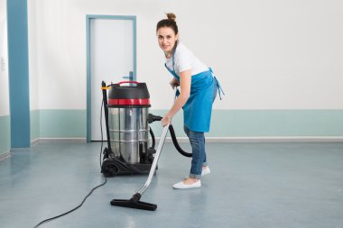 Elektrikli süpürge ile kadın hademe