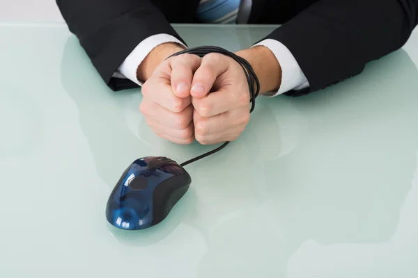 Muñecas de persona atadas por cable de computadora — Foto de Stock