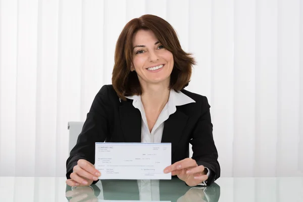 Empresária Oferecendo Cheque — Fotografia de Stock