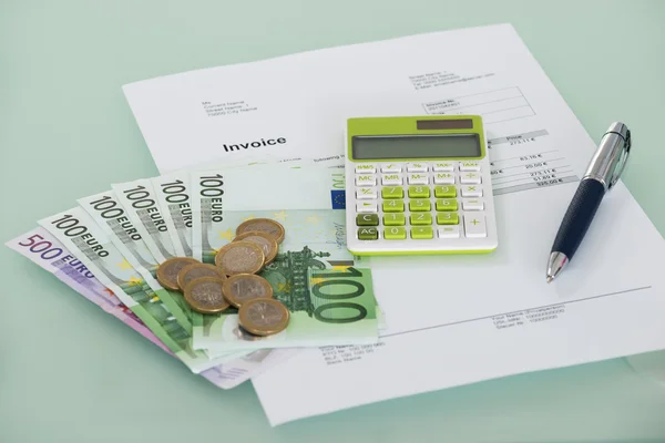 Invoice And Currency On Desk — Stock Photo, Image