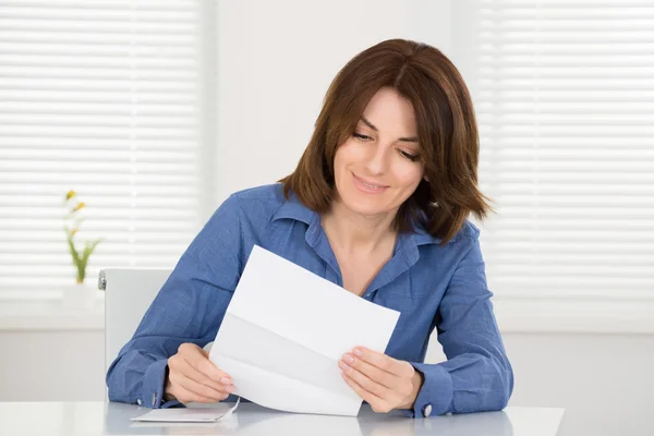 Glückliche Frau liest Brief — Stockfoto