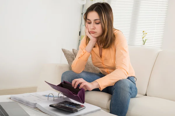 Mujer infeliz sosteniendo el bolso vacío — Foto de Stock