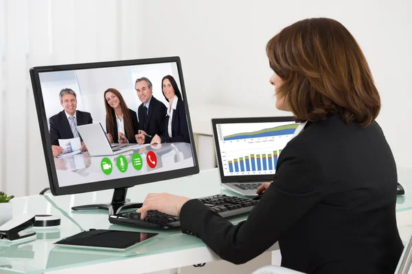 Affärskvinna videokonferenser med kollegor på dator — Stockfoto