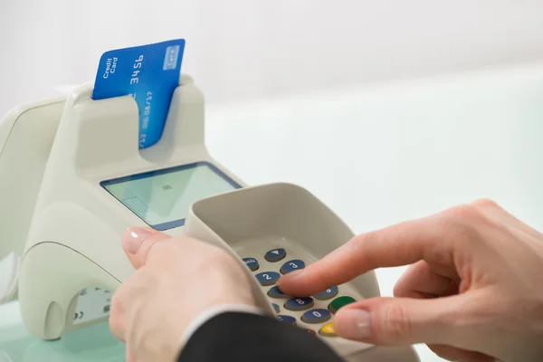 Vrouw met creditcard machine — Stockfoto