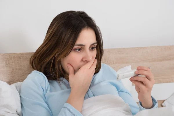 Vrouw die zwangerschapstest controleert — Stockfoto