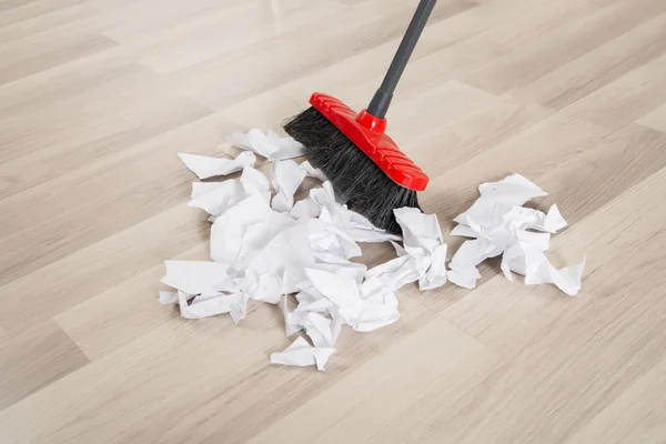 Broom Dengan Torn White Papers — Stok Foto