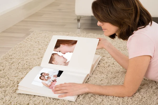 Mujer mirando álbum de fotos — Foto de Stock