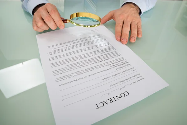 Person's Hand Looking At Contract — Stock Photo, Image