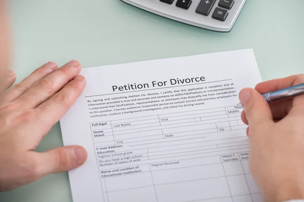 Handen verzoekschrift ingediend voor echtscheiding formulier — Stockfoto