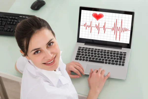 Médico femenino con latido del corazón — Foto de Stock