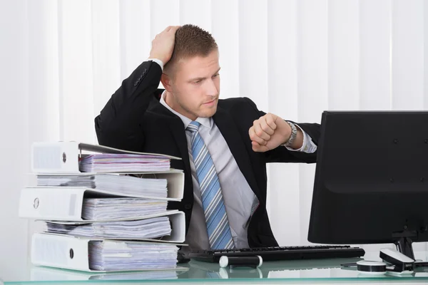 Empresário olhando para relógio — Fotografia de Stock