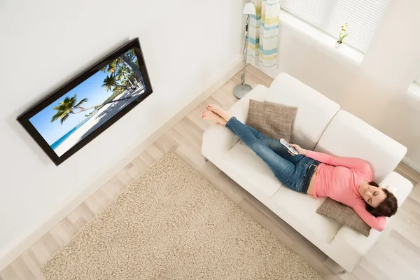 Mujer viendo televisión — Foto de Stock