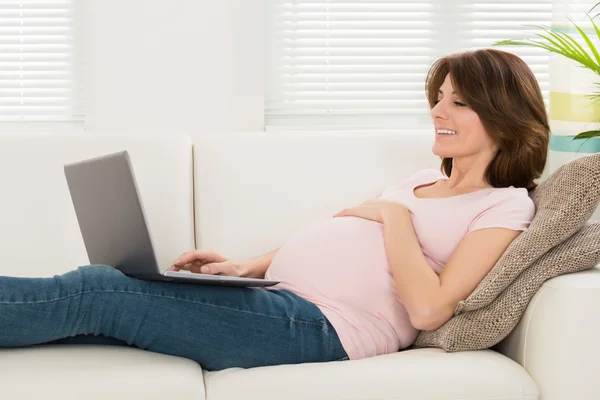 그녀의 노트북으로 임신한 여자 — 스톡 사진
