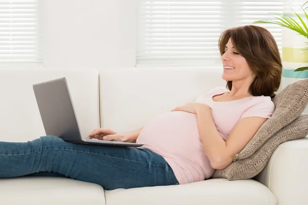 Gravid kvinna med sin Laptop — Stockfoto