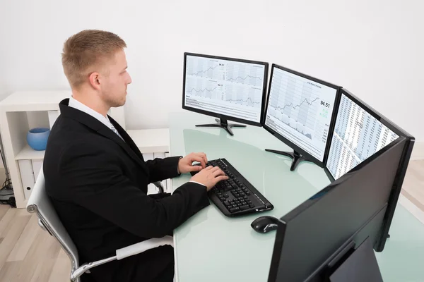 Empresário olhando para o gráfico no computador — Fotografia de Stock