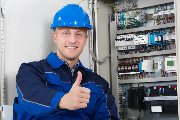 Gelukkig jonge mannelijke elektricien — Stockfoto