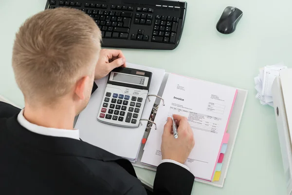 Unternehmer berechnet Steuern — Stockfoto