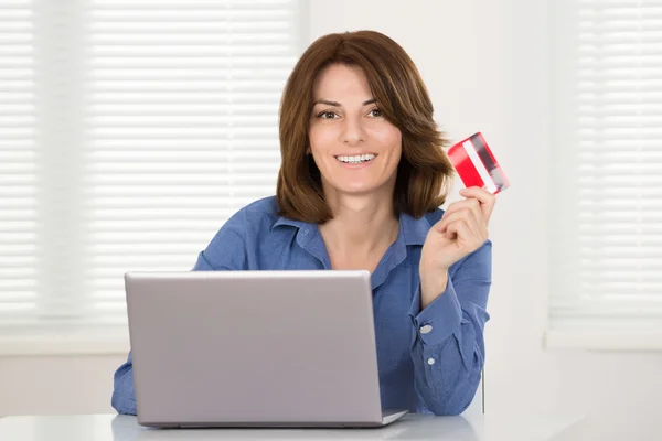 Vrouw winkelen online op laptop — Stockfoto