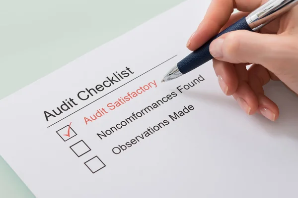 Woman Filling Audit Checklist Form — Stock Photo, Image