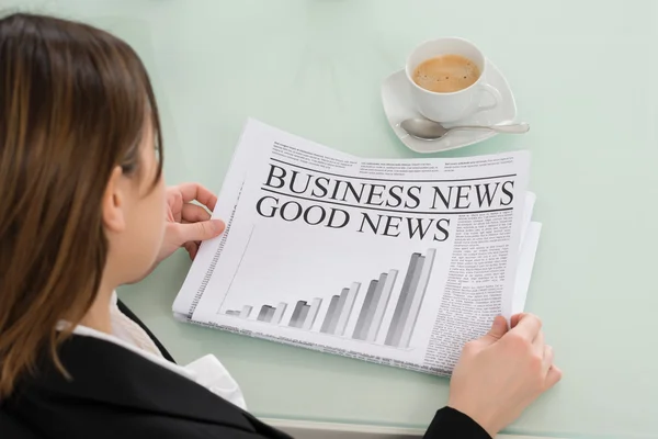 Businesswoman Reading Newspaper — Stock Photo, Image