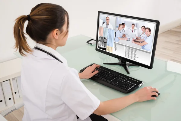 Doctor Videoconferencia con el equipo médico — Foto de Stock