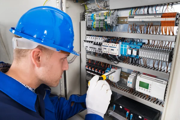 Mužské elektrikář zkoumání Fusebox — Stock fotografie