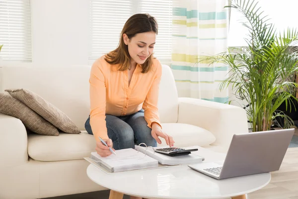 Mujer calculando facturas — Foto de Stock