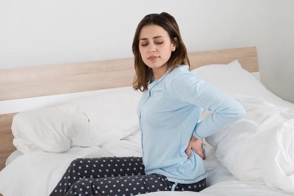 Mulher que sofre de dor nas costas — Fotografia de Stock