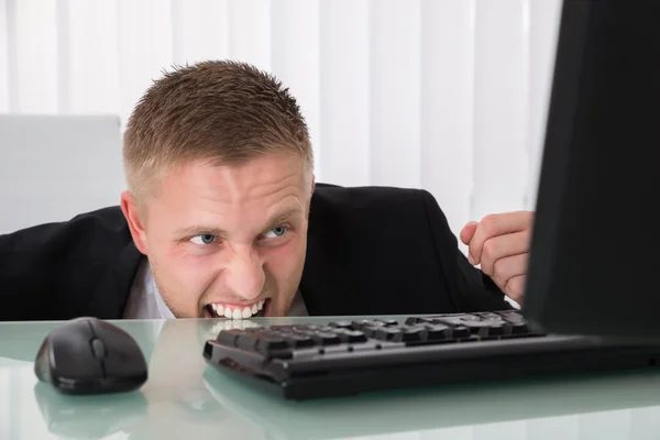 Homem de negócios irritado olhando para o computador — Fotografia de Stock