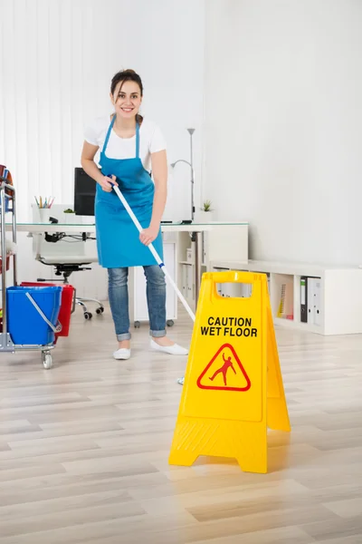 Janitor Mopping piso de madeira — Fotografia de Stock