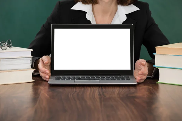 Vrouwelijke leraar met Laptop — Stockfoto