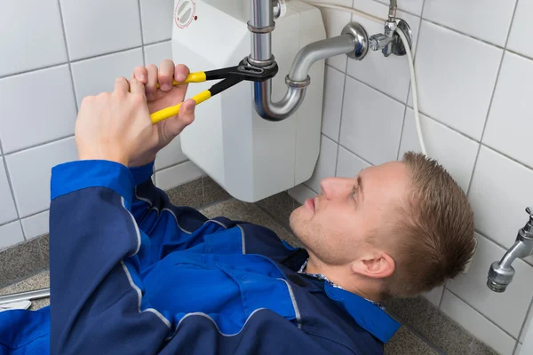 Plumber Repairing Sink — Stock Photo, Image