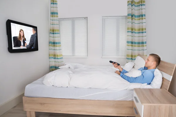 Muž sledující televizi — Stock fotografie