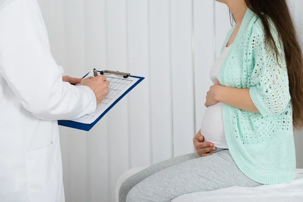 Médico e mulher grávida — Fotografia de Stock