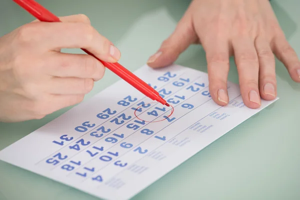 Geschäftsfrau Hand mit Kalender — Stockfoto