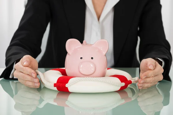 Businesswoman Protecting Piggybank — Stock Photo, Image