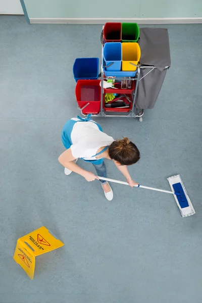 Vrouwelijke Janitor dweilen verdieping — Stockfoto