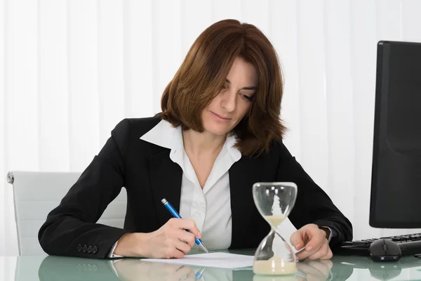 Geschäftsfrau füllt Formular im Büro aus — Stockfoto