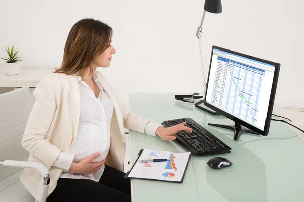 Femme d'affaires enceinte travaillant dans le bureau — Photo