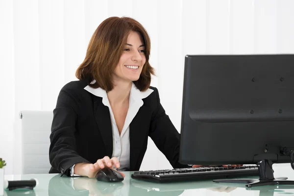 Bilgisayarda çalışan iş kadını — Stok fotoğraf
