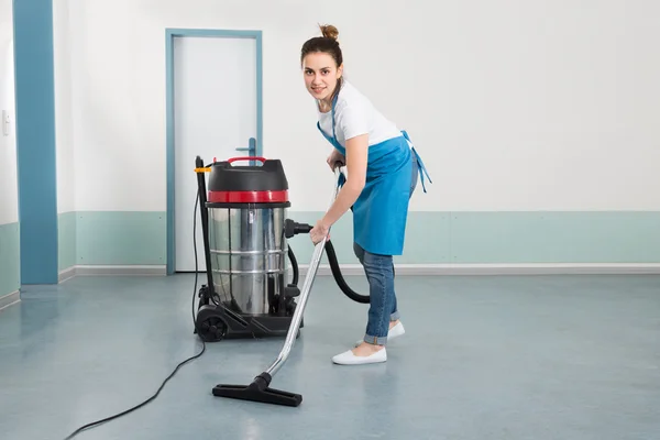 Janitor femminile con aspirapolvere — Foto Stock