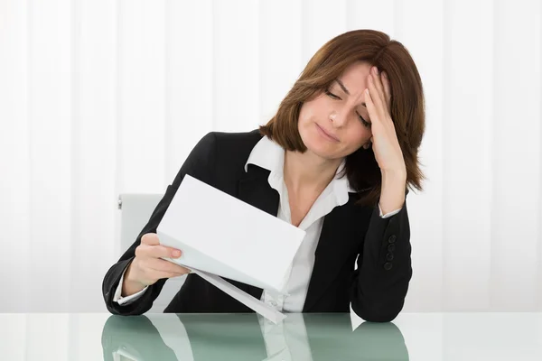 Mulher de negócios triste com Envelope — Fotografia de Stock