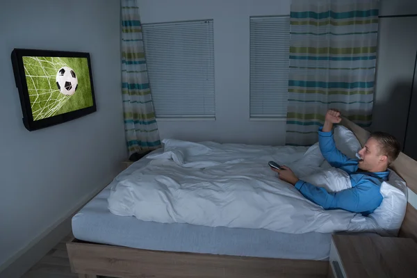 Uomo guardando partita di calcio — Foto Stock