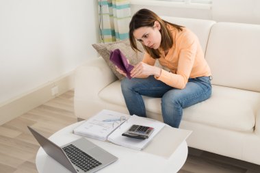 Çantasını arayan kadın